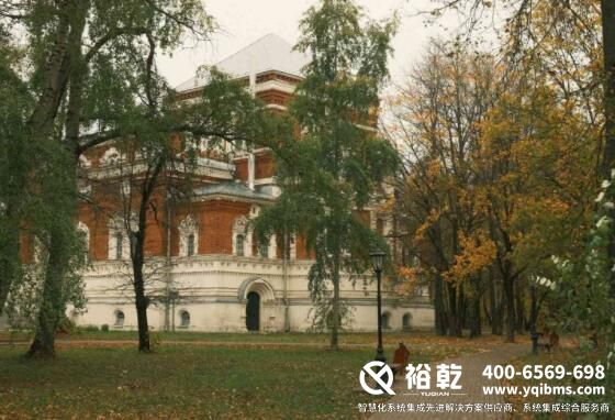 　　樓宇自控系統(tǒng)是指利用自動(dòng)控制技術(shù)、信息技術(shù)等高新技術(shù)完成對(duì)建筑物能耗控制、安全監(jiān)控、效率提升等多個(gè)方面的全方位監(jiān)測與控制，從而實(shí)現(xiàn)更智能化、更環(huán)保的管理。與傳統(tǒng)的建筑物管理相比，樓宇自控系統(tǒng)可以提高能源利用效率、減少人工管理成本，具有廣泛的應(yīng)用前景。  　　一、樓宇自控系統(tǒng)的基本架構(gòu)  　　樓宇自控系統(tǒng)主要由三個(gè)部分組成：傳感器、控制器、執(zhí)行器。其中，傳感器負(fù)責(zé)采集樓內(nèi)各類信息，如環(huán)境溫度、濕度、光照強(qiáng)度、CO2濃度等;控制器對(duì)采集到的信息進(jìn)行處理并發(fā)出控制指令;執(zhí)行器則根據(jù)指令執(zhí)行相關(guān)操作，如控制燈光、空調(diào)、風(fēng)機(jī)等。  　　二、樓宇自控系統(tǒng)的應(yīng)用范圍  　　樓宇自控系統(tǒng)廣泛應(yīng)用于商業(yè)大廈、醫(yī)院、酒店、工業(yè)廠房等多個(gè)場景。在商業(yè)大廈中，它幫助管理員實(shí)現(xiàn)對(duì)空調(diào)、照明等設(shè)備的集中控制，提高辦公環(huán)境的舒適度，同時(shí)幫助降低能源消耗，降低企業(yè)運(yùn)營成本。在醫(yī)院中，樓宇自控系統(tǒng)可以對(duì)空氣質(zhì)量進(jìn)行實(shí)時(shí)監(jiān)測，保障病人安全。在酒店中，它可以根據(jù)客人房間使用情況自動(dòng)調(diào)節(jié)溫度，提高客人體驗(yàn)。在工業(yè)廠房中，樓宇自控系統(tǒng)可以監(jiān)測生產(chǎn)環(huán)境中的聲、光、溫度等參數(shù)，從而保證自動(dòng)化控制的工藝流程達(dá)到最佳狀態(tài)，提高工業(yè)生產(chǎn)效率。  　　三、樓宇自控系統(tǒng)的發(fā)展前景  　　隨著人們對(duì)建筑舒適度和節(jié)能環(huán)保的需求不斷提高，樓宇自控系統(tǒng)的市場需求也在不斷擴(kuò)大。預(yù)計(jì)到2025年，全球樓宇自控系統(tǒng)市場規(guī)模將達(dá)到250億美元。同時(shí)，隨著技術(shù)的不斷升級(jí)，樓宇自控系統(tǒng)將被應(yīng)用于更加智慧化、自主化的建筑物，這將進(jìn)一步推動(dòng)樓宇智能化的發(fā)展。  　　以上就是關(guān)于樓宇自控系統(tǒng)的一些基本情況，相信讀完本文，大家對(duì)樓宇自控系統(tǒng)的工作原理及應(yīng)用有了一定的了解。隨著技術(shù)的不斷進(jìn)步，樓宇自控系統(tǒng)的應(yīng)用前景將會(huì)越來越廣闊。