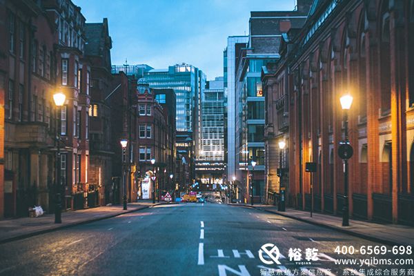 　　隨著城市化進程的加快，樓宇管理逐漸成為現(xiàn)代城市的重要組成部分。樓宇智能管理系統(tǒng)(Integrated Building Management System，簡稱IBMS)應運而生，成為解決樓宇運營管理效率、降低能耗、提升居住與工作環(huán)境的重要工具。本文將詳細探討樓宇IBMS系統(tǒng)的組成、功能、優(yōu)勢以及未來的發(fā)展趨勢。  　　一、什么是樓宇IBMS系統(tǒng)?  　　樓宇IBMS系統(tǒng)是一種集成的管理平臺，通過物聯(lián)網(wǎng)(IoT)、大數(shù)據(jù)、云計算等新興技術，將建筑內各種設備與系統(tǒng)(如空調、照明、安防、消防、能耗管理等)有效整合，實現(xiàn)集中監(jiān)控與管理。其目的是提升建筑的運營效率、降低能耗、保障居住者的安全，創(chuàng)造更加舒適的環(huán)境。  　　二、樓宇IBMS系統(tǒng)的核心組成  　　1. 監(jiān)控系統(tǒng)：樓宇IBMS系統(tǒng)能夠實時監(jiān)控建筑內各類設備的運行狀況，如空調系統(tǒng)的溫度、濕度水平，照明系統(tǒng)的電源狀態(tài)等。這些數(shù)據(jù)可以通過可視化界面直觀展現(xiàn)，便于運維人員快速做出響應。  　　2. 能源管理系統(tǒng)：通過對建筑內能耗的實時跟蹤，實現(xiàn)能耗數(shù)據(jù)的分析與優(yōu)化，幫助管理者制定更為科學的能耗策略，降低運營成本。  　　3. 安全與安防系統(tǒng)：集成視頻監(jiān)控、門禁控制、報警系統(tǒng)等，以確保建筑內人員及財產(chǎn)的安全。這一模塊能夠實時識別異常情況，并立即通知相關人員或部門采取措施。  　　4. 建筑自動化系統(tǒng)：樓宇IBMS系統(tǒng)利用傳感器和控制器實現(xiàn)對建筑內部環(huán)境(如溫度、濕度、光照等)的自動調節(jié)，提升居住舒適度。  　　5. 通訊與網(wǎng)絡系統(tǒng)：為了保障各個系統(tǒng)的高效協(xié)作，樓宇IBMS系統(tǒng)還需要強大的通訊與網(wǎng)絡基礎設施支持。這包括有線網(wǎng)絡、無線網(wǎng)絡和云計算平臺。  　　三、樓宇IBMS系統(tǒng)的功能與優(yōu)勢  　　1. 提升管理效率：樓宇IBMS系統(tǒng)可以將建筑內各類設備的操作整合到一個平臺上，管理者通過該系統(tǒng)即可進行智能控制，降低了人力成本，提升了工作效率。  　　2. 降低能耗：通過實時監(jiān)測與數(shù)據(jù)分析，IBMS系統(tǒng)能夠識別能耗異常，并及時進行調整，幫助建筑降低能耗和運營成本，實現(xiàn)綠色建筑目標。  　　3. 改善居住體驗：樓宇IBMS系統(tǒng)可以根據(jù)使用者的需求自動調節(jié)室內環(huán)境，如調節(jié)空調的溫度與濕度、照明的亮度等，確保員工在舒適的環(huán)境中工作，提高工作效率。  　　4. 提高安全性：集成的安防系統(tǒng)能夠實時監(jiān)測潛在風險，并及時發(fā)出預警，保障建筑及其使用者的安全。尤其在火災、入侵等突發(fā)事件中，IBMS系統(tǒng)能迅速響應，最大限度地減少損失。  　　5. 可擴展性與靈活性：樓宇IBMS系統(tǒng)具有良好的可擴展性，能夠根據(jù)建筑的不同需求，靈活添加或調整模塊，確保系統(tǒng)始終適應建筑的運營變化。  　　四、樓宇IBMS系統(tǒng)的應用場景  　　1. 商業(yè)辦公樓：在大型商業(yè)辦公樓中，樓宇IBMS系統(tǒng)能夠實時監(jiān)控各項運營數(shù)據(jù)，幫助管理者進行有效的資產(chǎn)管理和空間利用，提升辦公環(huán)境的舒適度和安全性。  　　2. 酒店與會展中心：在酒店及會展中心，IBMS系統(tǒng)可通過智能化管理提升客戶體驗，如智能燈光控制、溫度調節(jié)等，提升客滿時的運營效率。  　　3. 醫(yī)療機構：醫(yī)院等醫(yī)療機構對于環(huán)境的要求極高，樓宇IBMS系統(tǒng)可以保證醫(yī)院內部空氣質量、溫濕度維持在最佳狀態(tài)，保障患者與醫(yī)務人員的安全與舒適。  　　4. 工業(yè)廠房：在工業(yè)企業(yè)中，IBMS系統(tǒng)可以有效監(jiān)控和管理設備的運行狀態(tài)，降低設備故障率，同時優(yōu)化能耗管理，提高生產(chǎn)效率。  　　五、樓宇IBMS系統(tǒng)的未來發(fā)展趨勢  　　1. 智能化水平提升：隨著人工智能及機器學習技術的發(fā)展，IBMS系統(tǒng)將變得更加智能，能夠根據(jù)歷史數(shù)據(jù)和實時監(jiān)測自動優(yōu)化建筑管理策略。  　　2. 云計算的廣泛應用：未來的IBMS系統(tǒng)將更多地依賴云計算，通過云平臺實現(xiàn)數(shù)據(jù)的存儲、管理與分析，推動建筑管理的數(shù)字化轉型。  　　3. 物聯(lián)網(wǎng)技術的深度整合：IBMS系統(tǒng)將與物聯(lián)網(wǎng)設備深度融合，建立起更為廣泛的智能設備生態(tài)，實現(xiàn)建筑內部的全面互聯(lián)與自動化管理。  　　4. 可持續(xù)發(fā)展的推動：環(huán)保與可持續(xù)發(fā)展將是未來IBMS系統(tǒng)發(fā)展的重要方向，樓宇IBMS系統(tǒng)通過實時監(jiān)測與數(shù)據(jù)分析，幫助建筑達到更低的碳排放標準，實現(xiàn)可持續(xù)運營。  　　5. 用戶體驗至上的設計：未來的IBMS系統(tǒng)將更加注重用戶體驗，通過更為簡潔的界面、更流暢的操作流程保障用戶的便捷性，提升用戶對系統(tǒng)的認可度。  　　結論  　　樓宇IBMS系統(tǒng)作為現(xiàn)代建筑管理的重要工具，憑借其強大的集成能力和智能化管理，為建筑的高效運營、節(jié)能降耗及安全保障提供了有力支持。隨著技術的不斷進步和發(fā)展，IBMS系統(tǒng)的應用前景將更加廣闊，必將引領未來建筑管理方式的變革。